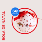 Bola de enfeite de natal solidário . Bola Branca com apontamentos natalícios de natal e com imagem de 2 doutores palhaços . Bola que vem dentro de uma caixa vermelha com a frase "Os doutores palhaços desejam um Nariz Natal"